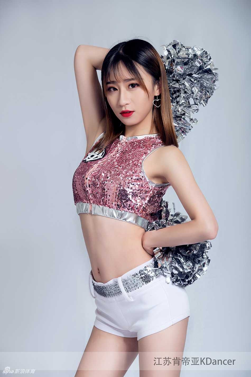 比赛中场休息，啦啦队员排成整齐队列，动作舒展有力，将现场气氛推向新的高潮。