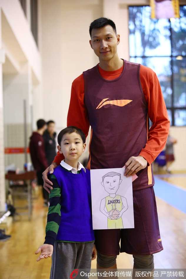 肿瘤男孩轩轩的CBA圆梦之旅:在广东宏远感受篮球的温暖与力量 轩轩与广东宏远球员单独互动,他踮起脚尖努力靠近高大的球员,这一刻篮球成为了连接心灵的最美桥梁。