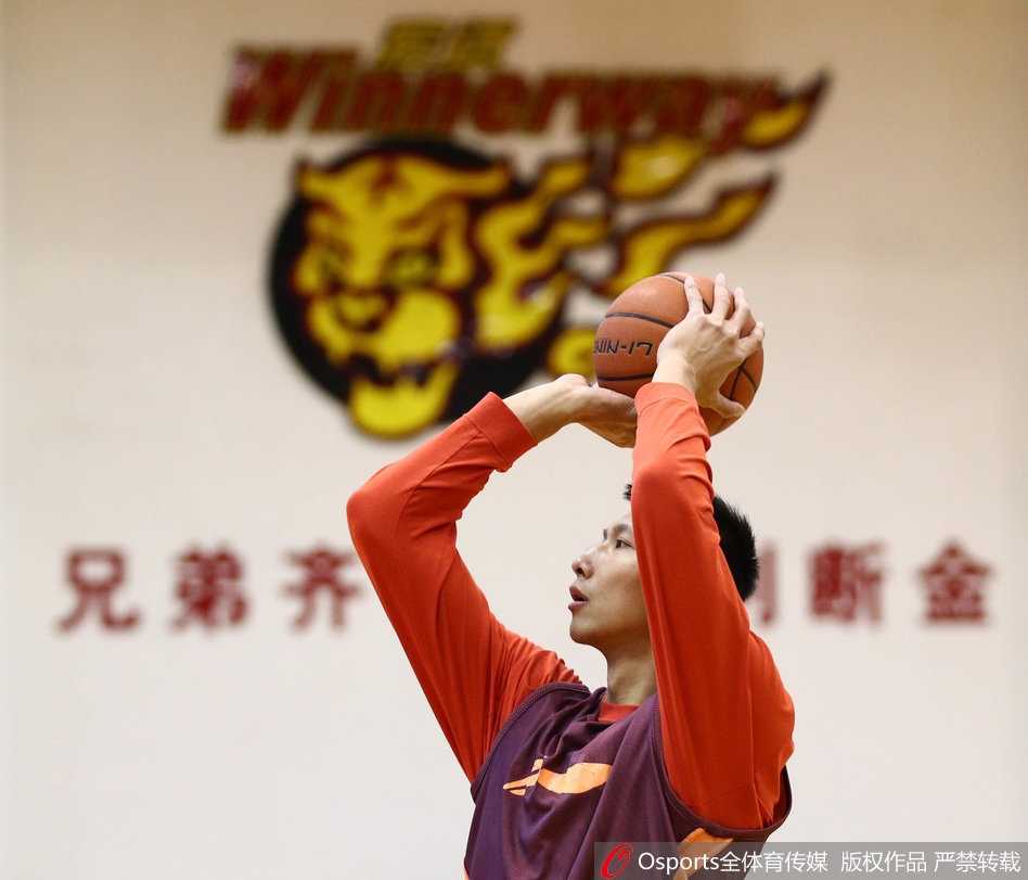 肿瘤男孩轩轩的CBA圆梦之旅:在广东宏远感受篮球的温暖与力量 轩轩认真观看广东宏远队训练,他专注的眼神仿佛忘记了病痛,这一刻他不再是病人,而是一个纯粹热爱篮球的少年。