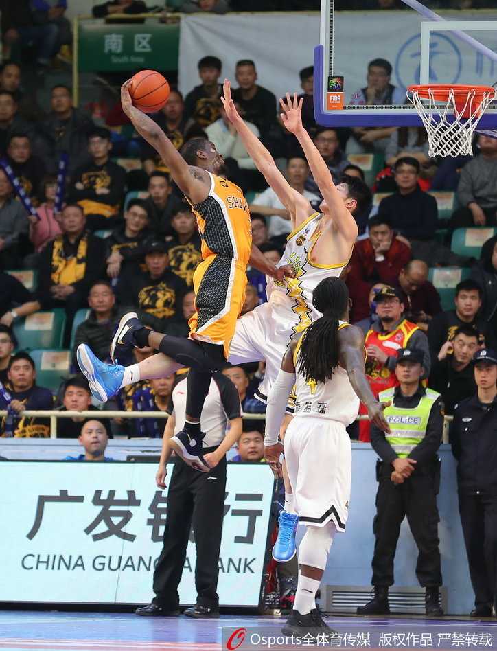 广厦发动机福特森面对贴身紧防，眼神犀利地观察队友跑位，随时准备送出撕裂防守的精准传球。
