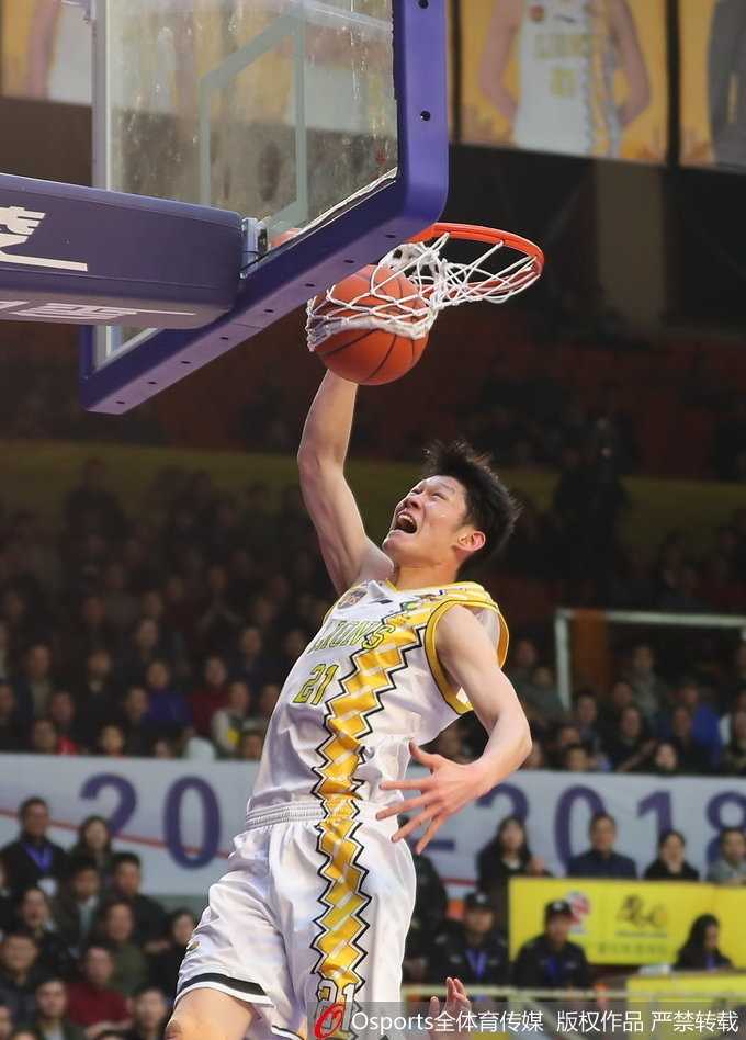 沃伦面对旧主毫不手软，在空中闪转腾挪后以极小的角度将球送入篮筐，展现了他顶级的滞空能力。