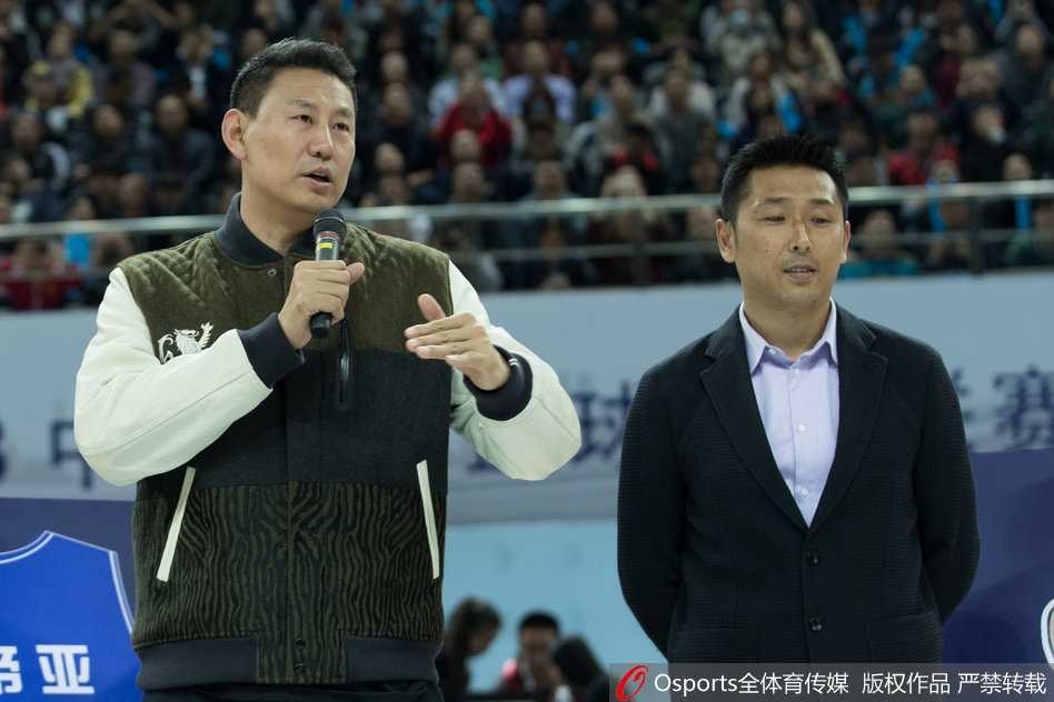 面对全场起立鼓掌的观众，胡雪峰深情发言，他的眼中闪烁着泪光，话语中饱含对篮球、对江苏、对球迷无尽的感激与眷恋。