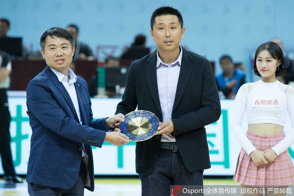 大屏幕上播放着胡雪峰球员时期的精彩集锦，从青涩少年到沉稳老将，每一个画面都记录着他为江苏篮球走过的光辉岁月。