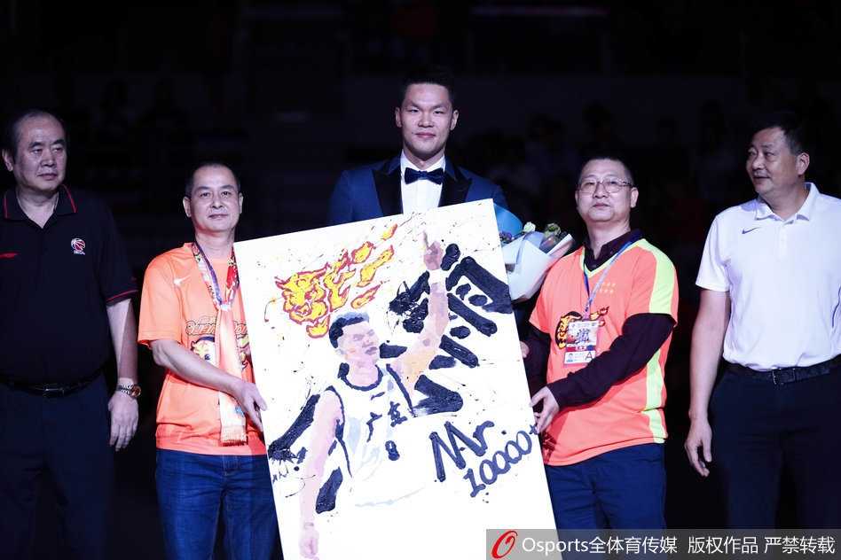 朱芳雨双手持着中国篮协颁发的特制纪念奖牌，上面醒目地镌刻着11287分和1621记三分球的传奇数据，他低头凝视，仿佛在回味十八年职业生涯的每一个瞬间。