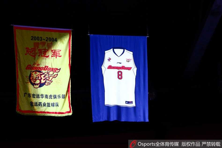 仪式现场的大屏幕上，展示了朱芳雨各个时期的珍贵照片，从青涩的少年到沉稳的老将，一幕幕画面仿佛时光隧道，带领全场观众重温那段激情燃烧的岁月。