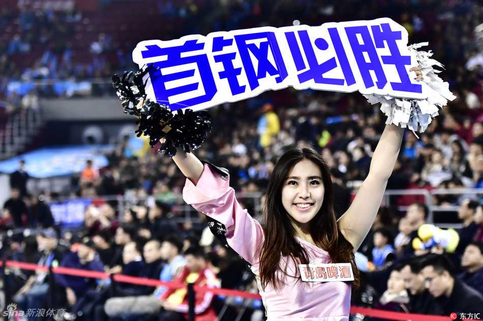 舞动篮坛的烈火玫瑰:揭秘CBA赛场上的靓丽风景线 镜头特写下,一位啦啦队员眼神专注而坚定,手中的花球仿佛被注入了魔力,闪耀着梦想的光芒。