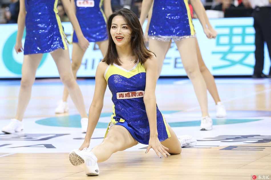 表演结束，宝贝们随着音乐的尾声优雅起身，她们面向观众，挥手致意。完美的演绎和灿烂的笑容，赢得了全场雷鸣般的掌声与喝彩。