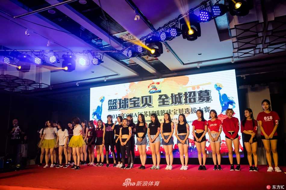 舞动青春 闪耀金陵 同曦篮球宝贝选拔总决赛燃情落幕 舞台灯光下,一位扎着高马尾的选手正随着动感节拍舒展身姿,她自信的笑容和充满张力的舞步,瞬间抓住了全场观众的眼球。