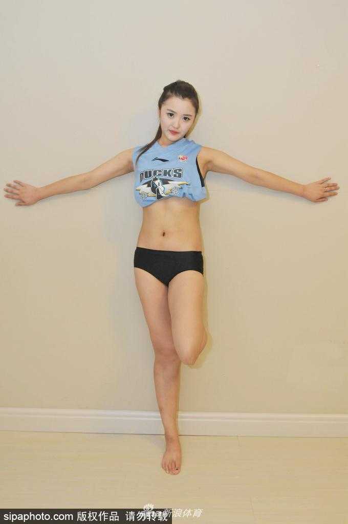 这位篮球宝贝回眸一笑，高扬的马尾辫在空中划出一道优美的弧线，与专注的眼神交相辉映，展现出赛场之外的灵动与妩媚。