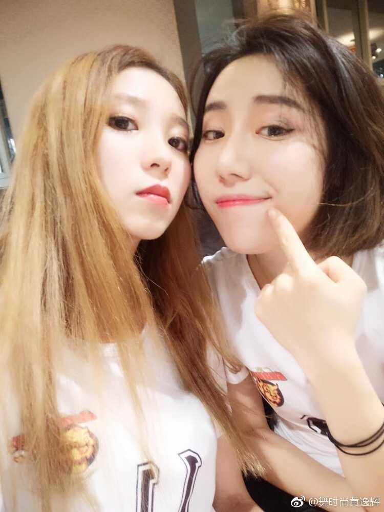 全队成员在比赛结束后合影留念，大家簇拥在一起，脸上洋溢着灿烂的笑容，记录下又一个为篮球起舞的精彩夜晚。