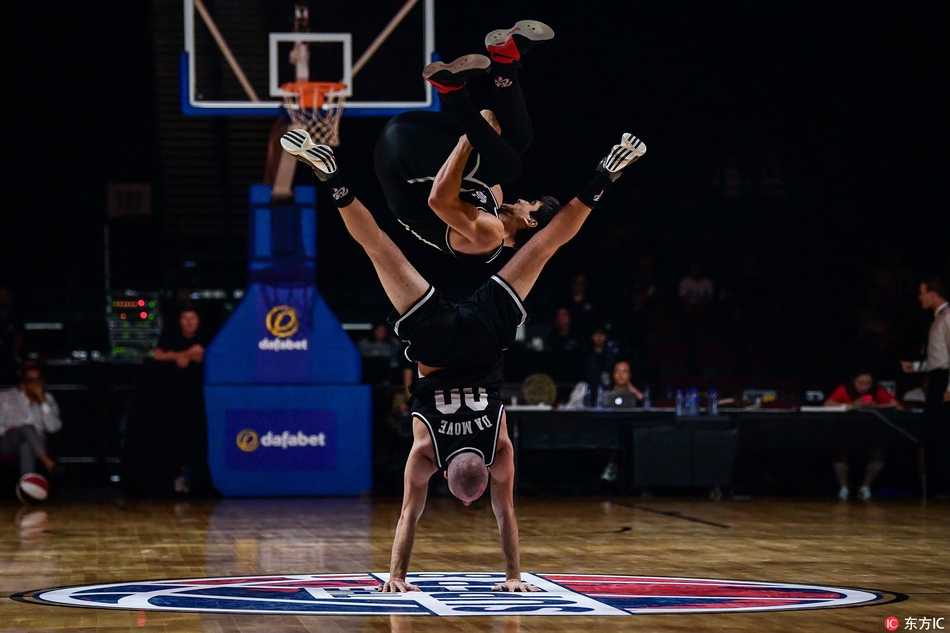 花式篮球旋风席卷濠江 琉球帝王与高阳猎户座激战前夕引爆全场 表演者身体舒展,眼神专注,篮球在他胯下划出一道优美的弧线,精准地飞向另一只手的掌控范围,充满了动感与韵律美。