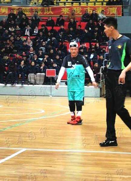 花甲之年仍叱咤篮坛,赵本山率队狂砍分获封“铁岭杜兰特” 身穿红色球衣的赵本山老师在场上运球突破,眼神专注,动作矫健,面对防守者毫无惧色