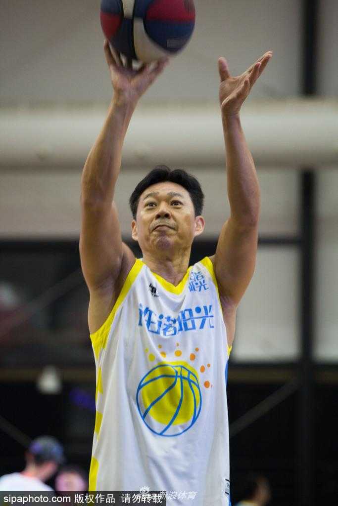 张丰毅在篮下高高跃起，准备封盖对手的投篮，他的身体完全舒展，核心力量惊人，这一刻时间仿佛在他身上停止了。