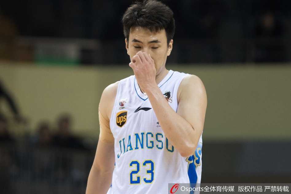 侯逸凡最后一刻的三分出手，全场目光聚焦于篮球的轨迹，可惜运气最终未能站在主队一边。