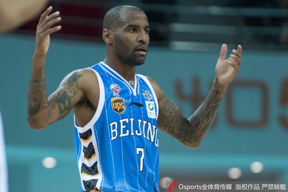 苏州主场首秀燃爆,江苏肯帝亚力克北京首钢夺取开门红 苏州高新区文体中心体育馆内灯火通明,江苏肯帝亚与北京首钢的球员们蓄势待发,新赛季首战的紧张气氛一触即染。