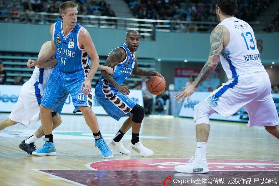 苏州主场首秀燃爆,江苏肯帝亚力克北京首钢夺取开门红 江苏肯帝亚主场取胜后,队员们聚在场地中央激情庆祝,新赛季首胜的喜悦洋溢在每个人的脸上。