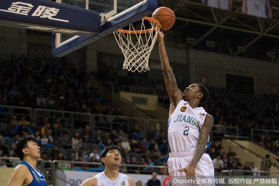 李原宇完成暴扣后仰天长啸，霸气怒吼宣泄着内心的无限激情