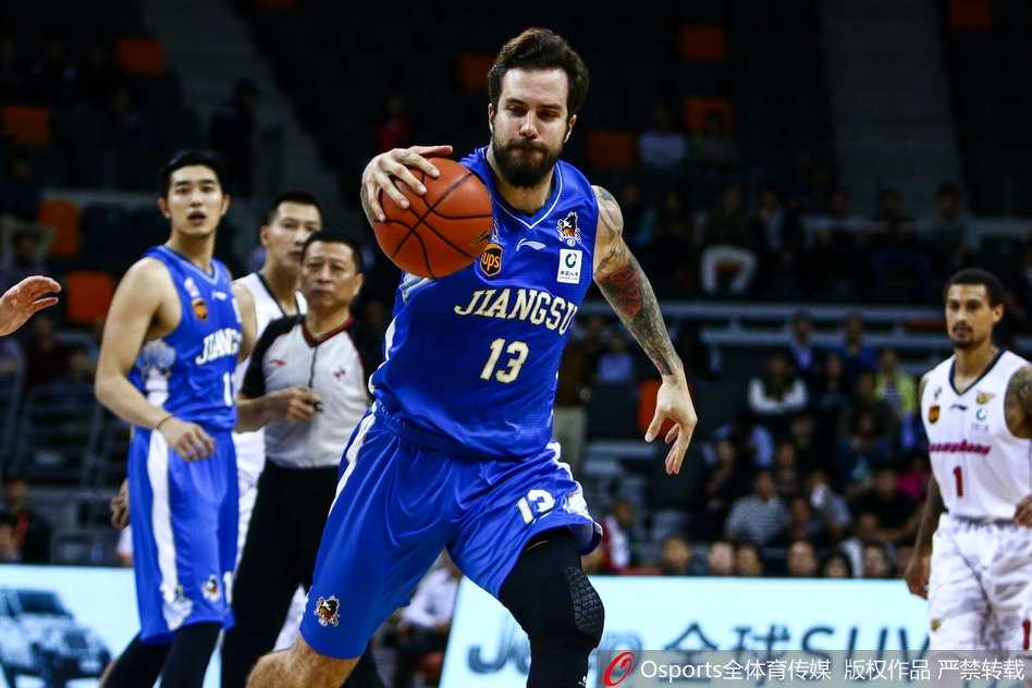 马尚·布鲁克斯高高跳起完成绝杀，篮球在空中划出彩虹般的弧线，他身后的计时器闪烁着红色的2秒，定格了这永恒的一刻。