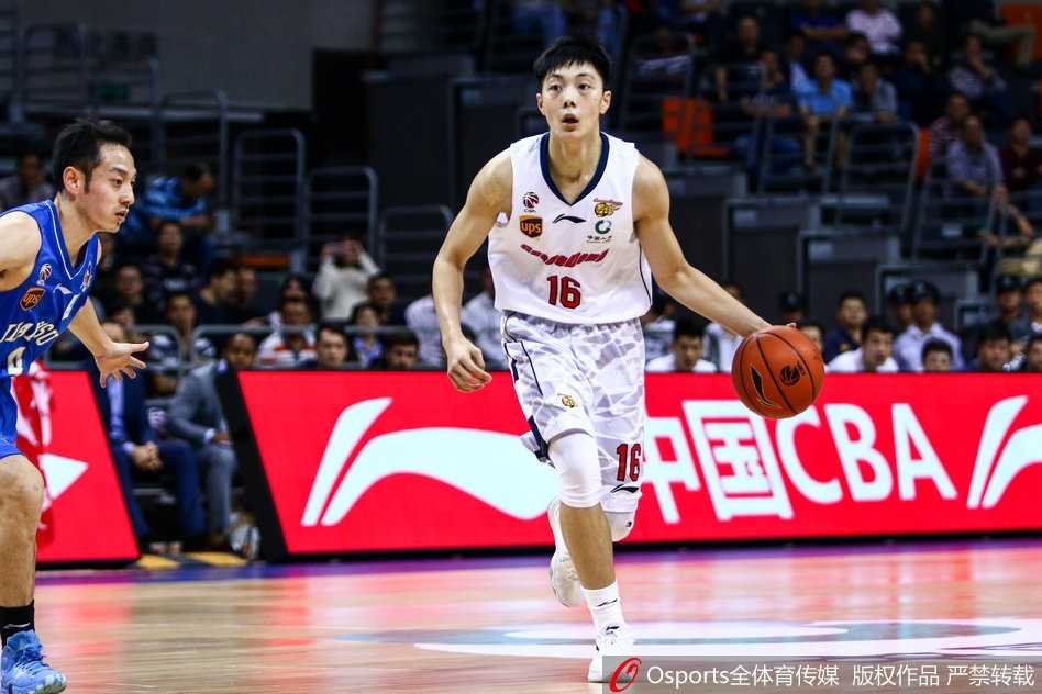 江苏全队在场中央围成一圈，教练和球员们肩膀搭着肩膀高喊着胜利口号，汗水与笑容交织，诠释着团队篮球的真正含义。