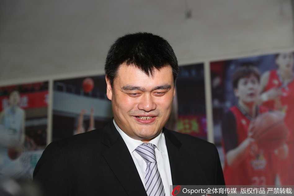 身形高大的姚明面带微笑，在众人簇拥下信步走入场馆，举手投足间尽显篮坛领路人的沉稳与亲和，他的到来瞬间点燃了全场球迷的热情。