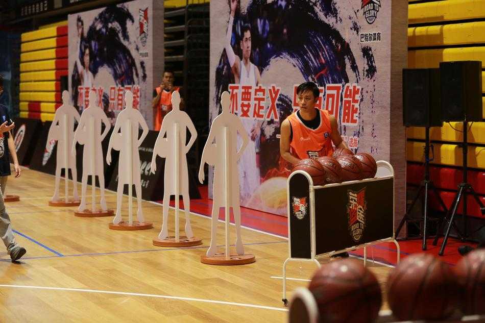 看台上的观众密密麻麻，有人高举手机记录，有人张大嘴巴忘情呼喊，一个孩子骑在父亲肩上，小手紧握拳头，眼神里满是对场上球员的崇拜。