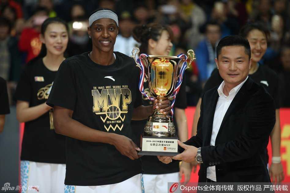 老将张帆左臂缠着厚厚的绷带，在队友的簇拥下用右手奋力将总冠军奖杯高高举起，全场灯光聚焦于此，映照出她眼角泛起的激动泪光。