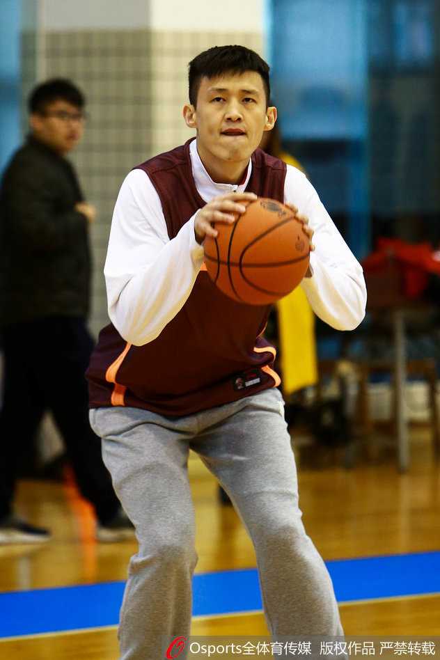 老将朱芳雨宝刀未老，在训练间隙依旧加练力量，眼神中透露出对胜利的渴望和对总冠军的执着追求。