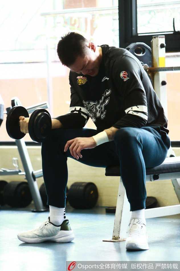 训练结束后，易建联与周鹏在场上加练罚球，汗水浸透球衣，两位核心用加练的方式表达着对比赛胜利的坚定信念。