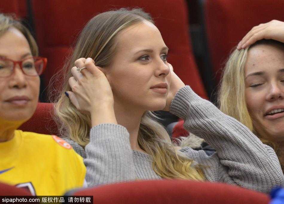 赛后，莫泰妻子在场边优雅等待，身姿高挑的她即使站在人群中依然气质出众，目光寻找着丈夫的身影准备给予拥抱