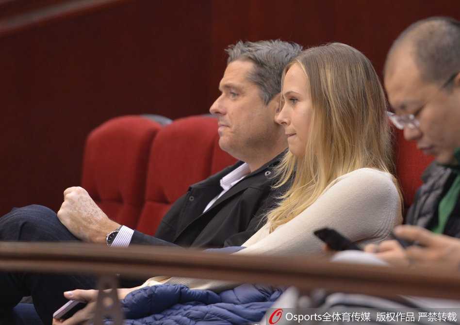 观战席上的她难掩激动之情，举起双手准备鼓掌，眉宇间既有对爱人精彩表现的骄傲，也有对激烈对抗的一丝担忧。