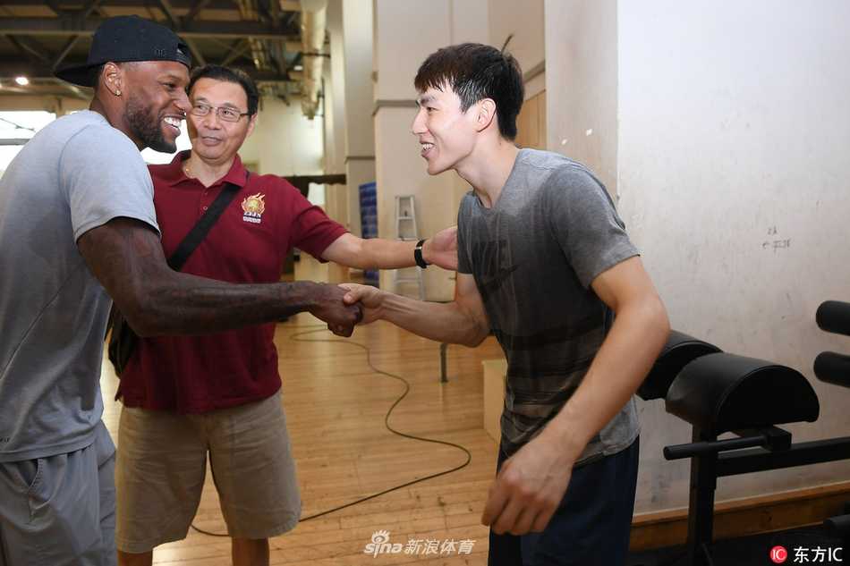 威姆斯换上了浙江队的训练背心，在体能教练的辅助下进行拉伸，身体线条流畅而充满力量，汗水在灯光下闪烁，预示着新赛季的拼搏即将开始。