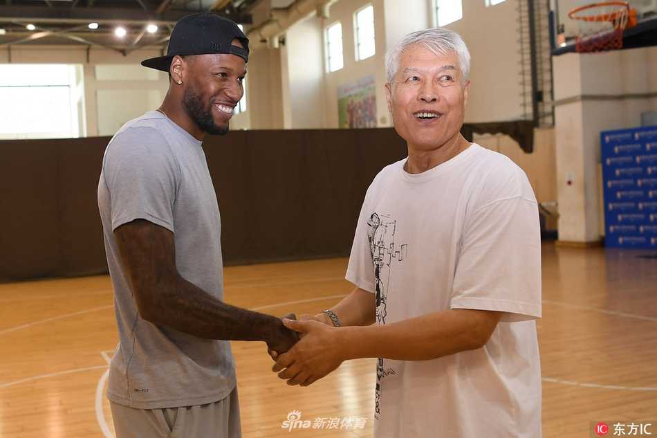 训练结束后，威姆斯与球队的新伙伴们围在一起，听蒋兴权指导总结讲话，虽然语言不通，但篮球的语言是相通的，他专注的眼神透露出融入团队的决心。