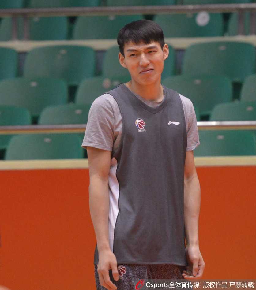 吴前在训练中运球突破，蒋兴权指导在旁边紧贴观察，两人的身影在球馆灯光下被拉长，构成一幅师徒传承的动人画面