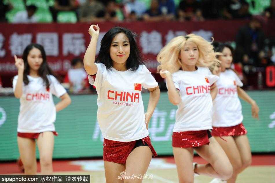 篮球宝贝们随着动感音乐跃动，扎着利落马尾辫的她们露出灿烂笑容，为成都夏夜注入无限活力。