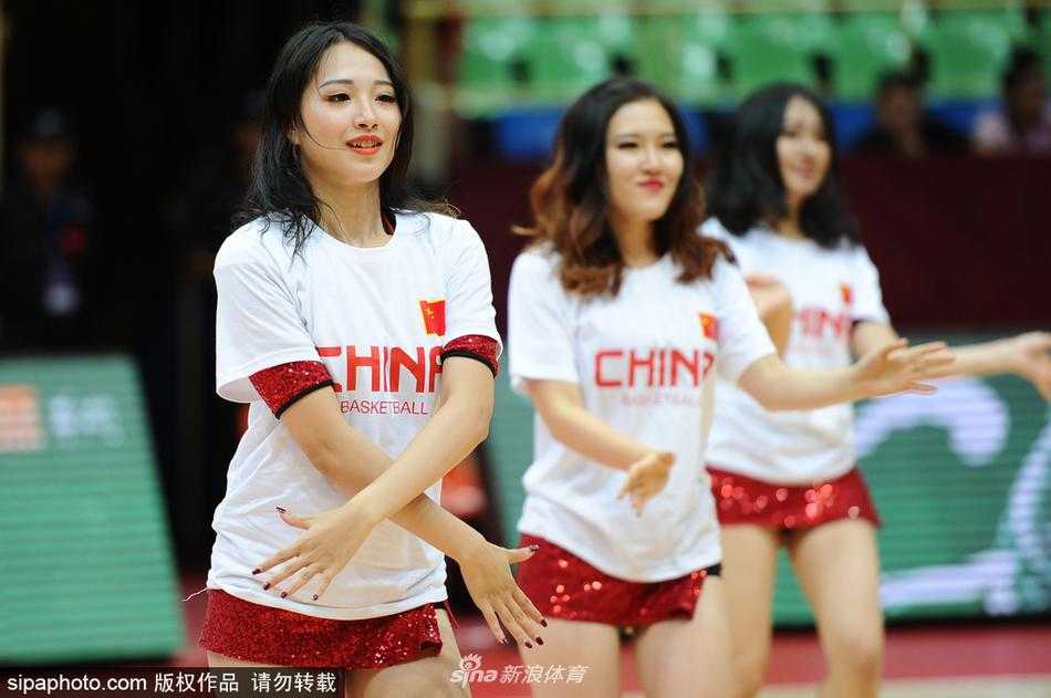 比赛结束哨声响起，啦啦队员们在场地边排成一排，向观众鞠躬致意，感谢球迷们的热情支持。