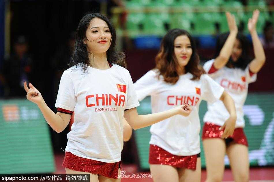 啦啦队变换队形，展开舞裙，裙摆飞扬间仿佛一朵朵盛开在篮球场中央的鲜花，尽显柔美与力量。