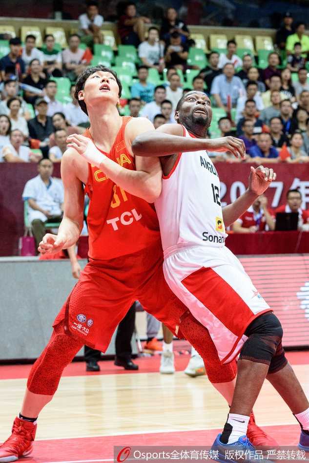 常林在肌肉林中高高跃起拼抢篮板，眼中燃烧着不屈的斗志