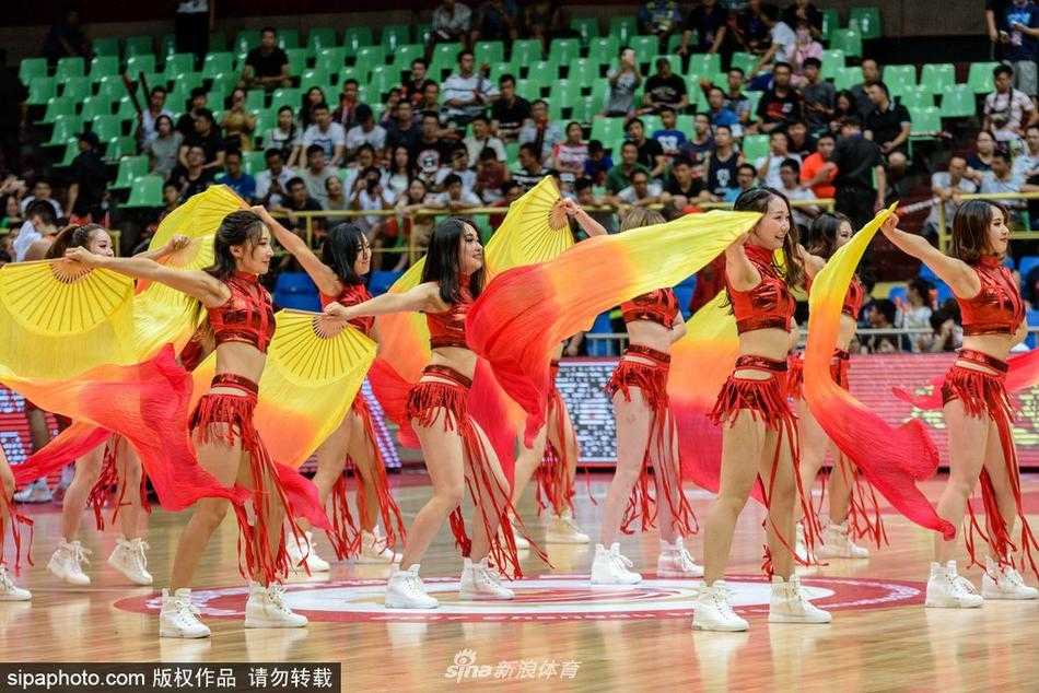 镜头拉近，一位扎着高马尾的啦啦队员笑靥如花，她手中的折扇半掩面庞，动作既有街舞的力量感，又透着一股京剧花旦的娇羞，中西合璧的编排让人眼前一亮。