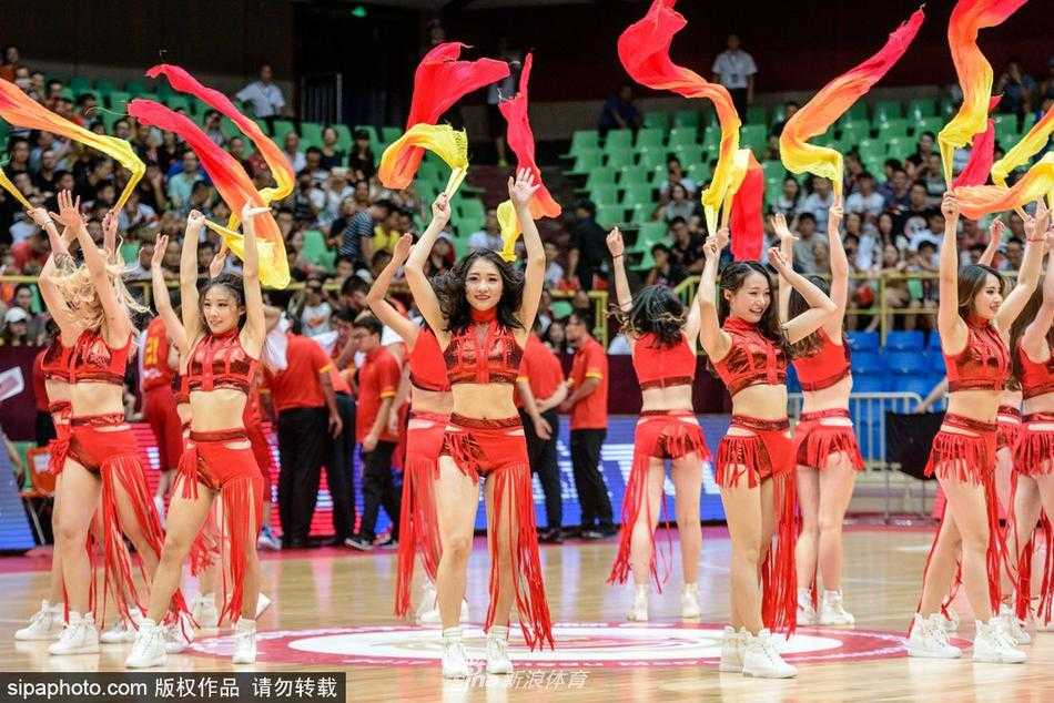 动感的音乐中，啦啦队姑娘们手持粉色绘花折扇，身姿轻盈地跃起，扇面如蝴蝶般在指尖翻转，中国红的队服与扇子的雅致相映成趣，瞬间点燃了全场观众的激情。