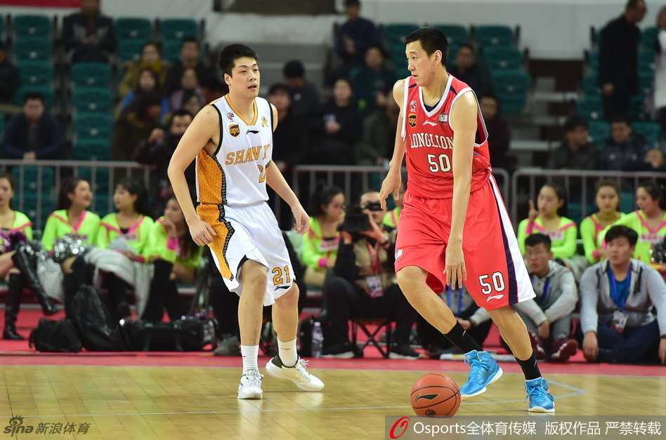 陆文博在电光火石间果断出手，篮球离手后的瞬间，他的眼神仍紧紧锁定那飞向篮筐的轨迹。