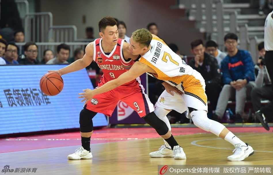 哈达迪犹如巨塔般矗立禁区，双手将球砸进篮筐，篮架都在他的暴力扣篮下剧烈颤抖。