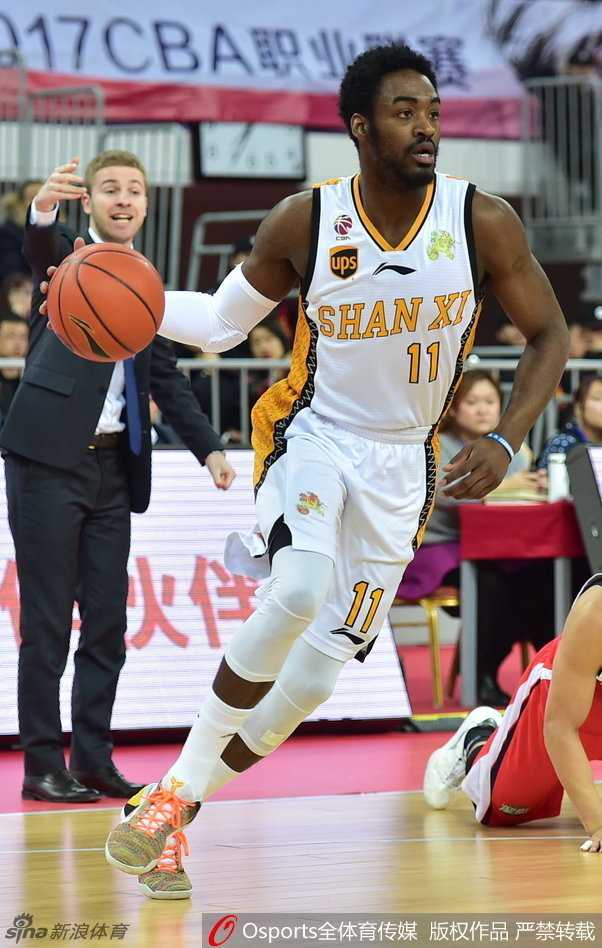 威利-沃伦以一记标志性的急停变向晃晕防守人，随后在空中巧妙抛射，篮球划出一道彩虹直坠篮心。