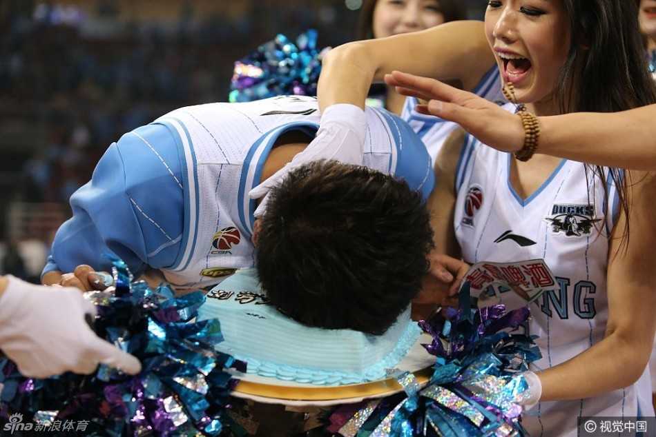 被糊了满脸奶油的寿星，瞬间变身慈祥的白胡子老头，虽然眼睛都快睁不开，但脸上依然洋溢着幸福的笑容。