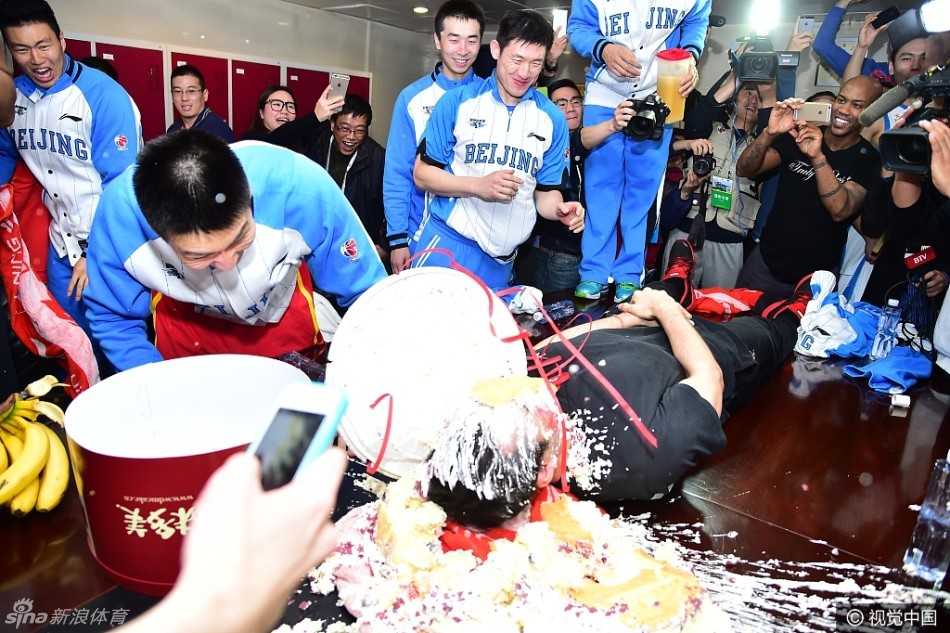 一位手法专业的女士正在给蛋糕胚细致地抹面，认真的神情尽显巾帼风范，仿佛在雕琢一件艺术品。