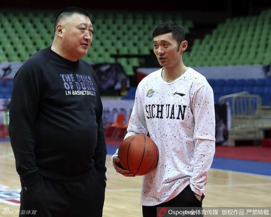 老将刘炜额头贴着退热贴，在训练中咬牙变速突破，眼神坚毅地指挥着队友跑位