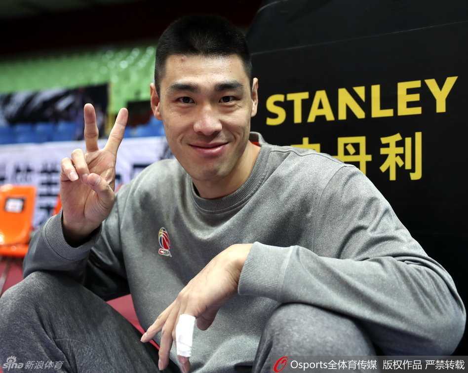 张春军张开双臂使出标志性的剪刀脚防守步伐，像一张网死死缠住持球人，眼神凶狠