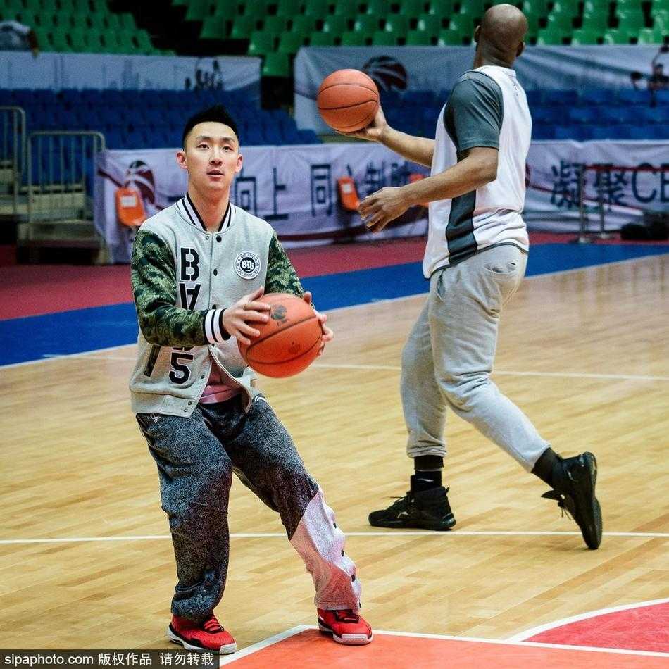 赛前拉伸环节，吉林队员们围成一圈互相鼓劲，即使战绩不佳，这支北国劲旅也从未丢掉团结与拼搏的虎威