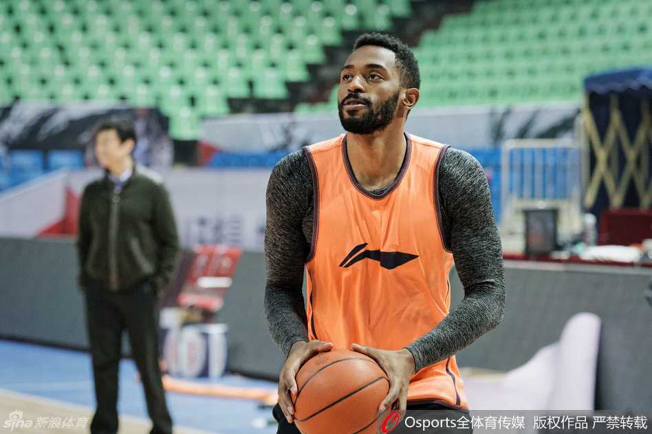 前CBA扣篮王哈里斯在训练场边专注热身，这位经验丰富的外援即将在训练中展示他的进攻技巧。