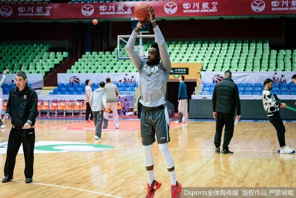 全体队员在训练结束那一刻围成一圈手掌叠在一起，随着一声响亮的加油呐喊，那股团结一心的力量仿佛要冲破场馆屋顶，这就是竞技体育最动人的团魂。