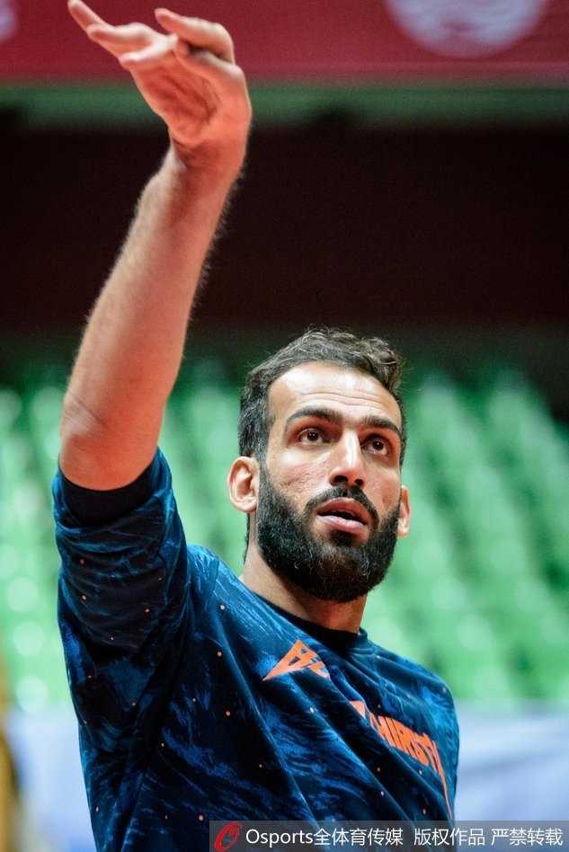 年轻后卫在拉伸放松时仍不忘翻阅战术手册，膝盖上的冰袋诉说着训练的辛苦，而他专注的眼神里闪烁的是对CBA赛场的向往与初生牛犊不怕虎的锐气。